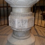 --Fonte battesimale piede, B(eata)