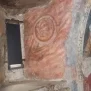 --Presbiterio, lato destro, intradosso monofora, fiamme infernali