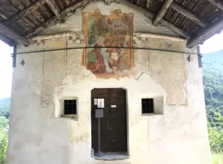 Facciata con annunciazione - Cappella di San Pietro a MacraFrazione Camoglieres