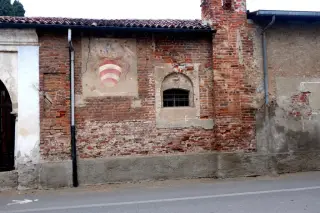 Fianco con stemma - Cappella di Santa Maria delle Grazie a Mandello Vitta