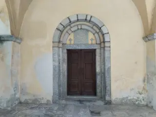 Portale - Chiesa di Santa Maria della Natività e Sant'Anna a MergozzoFrazione Bracchio