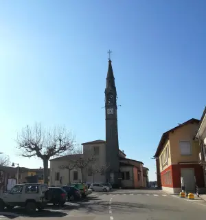 Vista e campanile - Parrocchiale della Natività di Maria Vergine a Momo