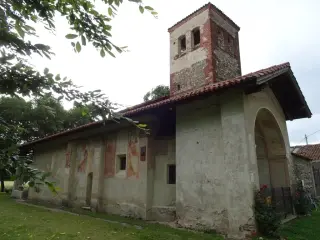Fianco - Chiesa-oratorio della Santissima Trinità a Momo