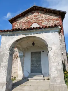 Facciata e portico - Cappella di San Lorenzo a Monastero di VascoFrazione Vasco