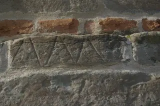 Frammento scolpito nella zona absidale - Cappella Cimiteriale di San Vittore a Montaldo Torinese