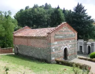 Facciata e fianco - Chiesa Cimiteriale di San Pietro a Albugnano