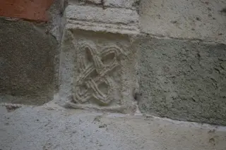 Peduccio absidale - Nodo di Salomone - Chiesa Cimiteriale di San Pietro a Albugnano