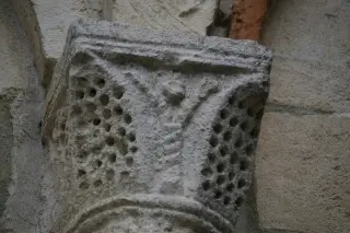 Capitello semicolonna absidale - Chiesa Cimiteriale di San Pietro a Albugnano