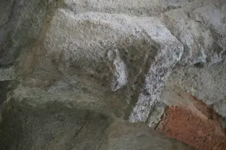 Peduccio absidale - Figura umana - Chiesa Cimiteriale di San Pietro a Albugnano