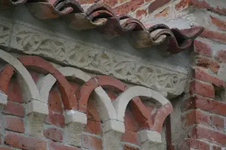 Dettaglio fregio di coronamento - Chiesa Cimiteriale di San Pietro a Albugnano