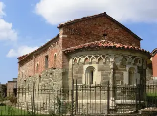 Fianco e abside - Chiesa Cimiteriale di San Pietro a Albugnano