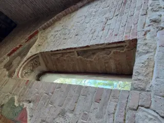 Monofora absidale con tracce di affreschi - Cappella di Sant'Andrea al Castello a Montiglio Monferrato