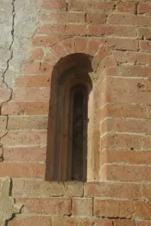 Monofora - Chiesa Cimiteriale di San Grato a Moriondo TorineseFrazione Lovencito