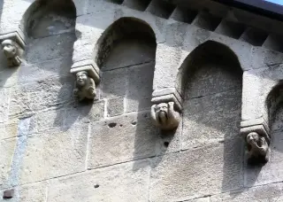 Archetti pensili e peducci scolpiti - Parrocchiale di San Giacomo a Gavi