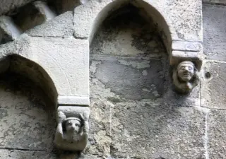 Archetti pensili e peducci scolpiti - Parrocchiale di San Giacomo a Gavi