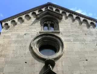 Facciata dettaglio oculo e archetti pensili - Parrocchiale di San Giacomo a Gavi