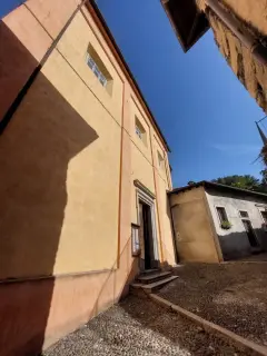 Fianco e ingresso - Oratorio di San Bernardino a Orta San Giulio