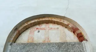 Tracce affresco sopra ingresso - Chiesa di Santa Maria della Bona a Pezzana