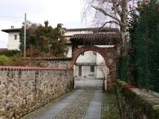 Vista castello dall'esterno - Cappella del Castello a Pombia