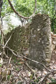 Resti di muratura - Oratorio di San Pietro al Colle a BorgomaneroFrazione Cumiona