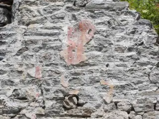 Tracce affreschi muro nord - Resti Della Chiesa di San Martino a PerreroFrazione San Martino