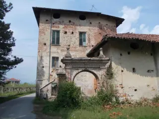 Adiacente complesso rurale ingresso nobile - Chiesa di San Massimo a Revello