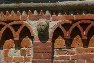 Fianco destro dettaglio figura antropomorfa - Chiesa Cimiteriale di Santa Maria Assunta o dei Morti a Marentino