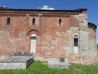 Fianco destro - Chiesa Cimiteriale di Santa Maria Assunta o dei Morti a Marentino