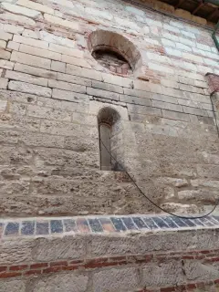 Monofora sul destro - Chiesa di Sant'Antonio a Rosignano Monferrato