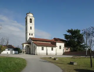 Fianco e campanile - Parrocchiale dei Santi Vito e Modesto a San Pietro MosezzoFrazione Mosezzo