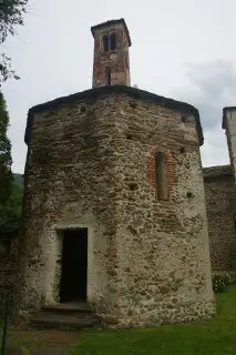 Battistero ingresso attuale - Battistero di San Giovanni a Settimo Vittone