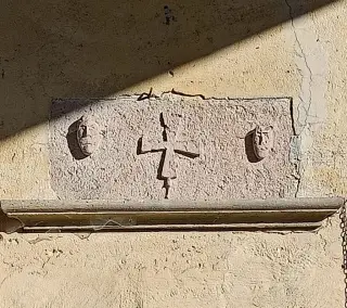 Dettaglio bassorilievo in facciata - Chiesa di Santa Maria della Valle a ValgranaFrazione Cavaliggi