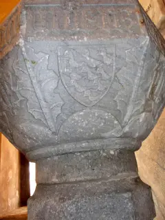 Fonte battesimale IN DEUM + arma Piossasco - Parrocchiale di San Giovanni Battista a Valmala