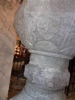 Fonte battesimale CELI ET + arma ordinis Gerosolimitani - Parrocchiale di San Giovanni Battista a Valmala
