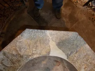 Fonte battesimale ...CHI ET +  TRA - Parrocchiale di San Giovanni Battista a Valmala