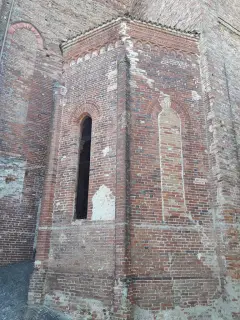 Abside e monofora da cui si intravede il capitello - Chiesa di San Francesco a Moncalvo