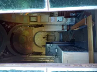 Interno dalla finestrella votiva - Santuario della Madonna Degli Alteni a Villafalletto