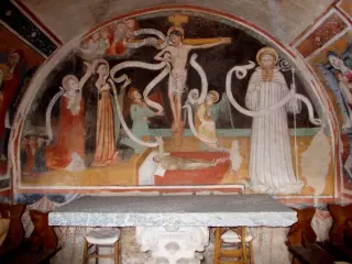Altare e parete di fondo - Cappella di San Bernardo di Clairvaux o delle Forche a MondovìFrazione Ferrone