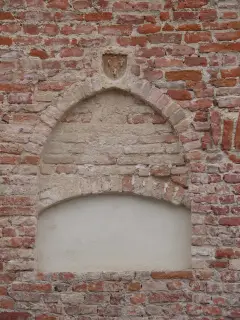 Finestra con stemma - Chiesa Museo di San Giovanni a Asti