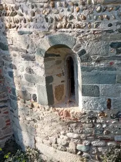 Monofora - Chiesa di San Giacomo in Carpeneto a Caravino