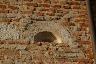 Ghiera di monofora inserita nel fianco sinistro - Chiesa di San Martino a CunicoFrazione Bricco San Martino