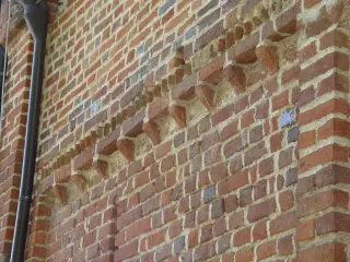 Peducci e motivo a dente di sega - Santuario dei Piloni o di San Giacomo a MontàFrazione Laione