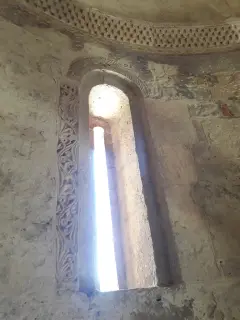 Monofora absidale lato interno - Chiesa Cimiteriale di San Martino a Montafia