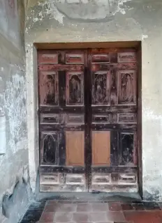 Porta ingresso - Chiesa di San Pietro a Crescentino