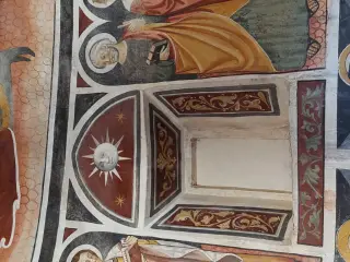 Monofora tamponata con Sole e luna - Cappella o Santuario di Madonna Lunga o Vergine Assunta a Montanera