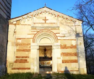 Facciata con porta aperta - Chiesa o Pieve dei Santi Nazario e Celso a Montechiaro d'Asti