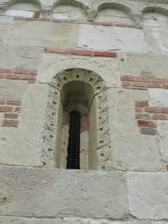 Monofora absidale - Chiesa o Pieve dei Santi Nazario e Celso a Montechiaro d'Asti
