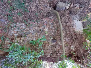 Muratura fianco sinistro - Resti Della Cappella di San Giacomo a Scarmagno