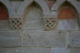 Fregi esterni: nodi di salomone - Pieve o Chiesa Cimiteriale di San Lorenzo a Montiglio Monferrato