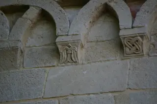 Fregi esterni: palmetta e nodo di salomone - Pieve o Chiesa Cimiteriale di San Lorenzo a Montiglio Monferrato